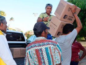 Personas entregan ayudas humanitarias en La Guajira