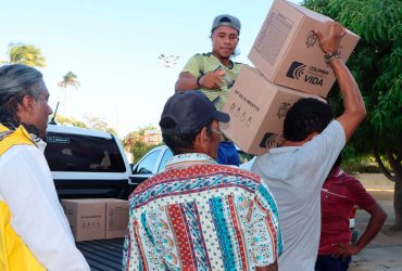 Personas entregan ayudas humanitarias en La Guajira