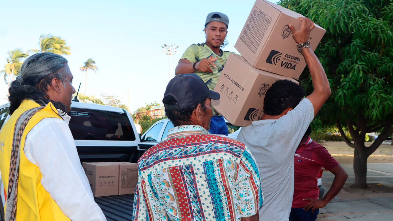 Personas entregan ayudas humanitarias en La Guajira