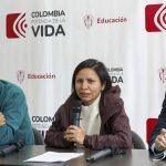 Directora de La Unidad hablando en público