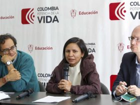 Directora de La Unidad hablando en público