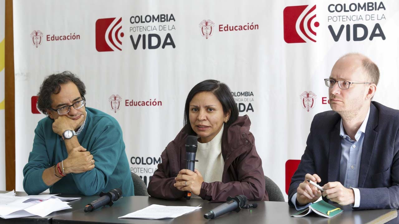 Directora de La Unidad hablando en público