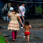 Indigenas caminando en medio de parque