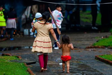 Indigenas caminando en medio de parque