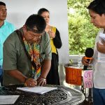 Embera firma acuerdo con Directora de LA Unidad