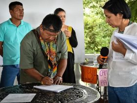 Embera firma acuerdo con Directora de LA Unidad