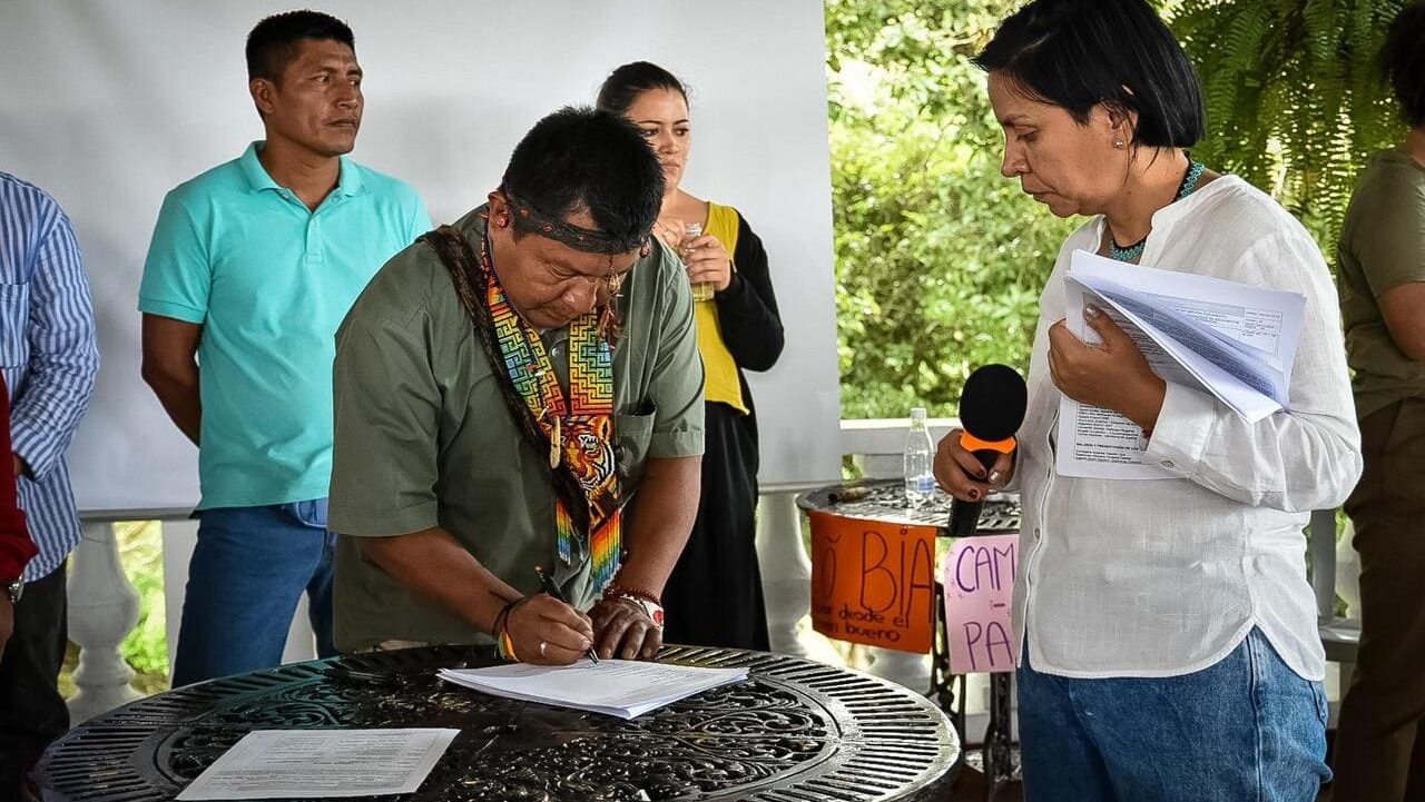 Embera firma acuerdo con Directora de LA Unidad