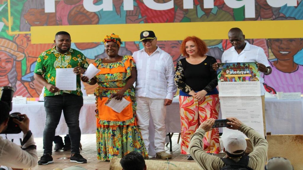 Lilia Solano junto al presidente Gustavo Petro y gestores de paz