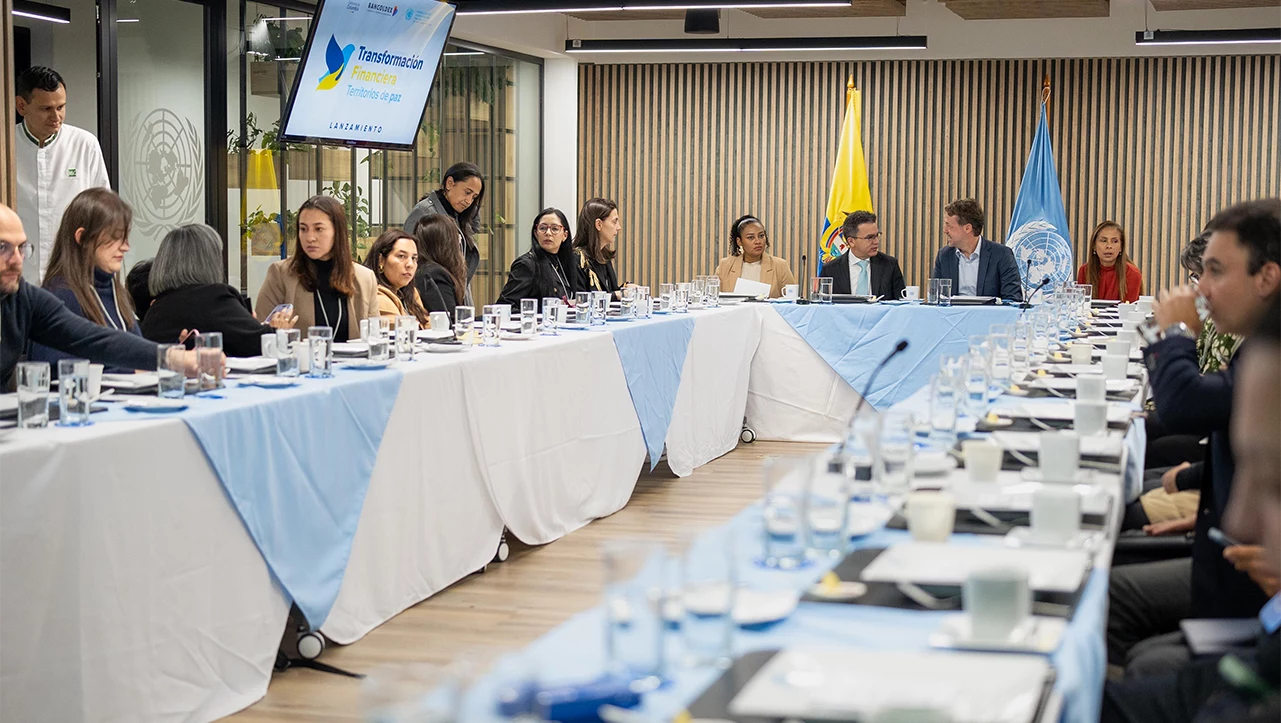 Representantes de entidades aliadas durante el lanzamiento del programa, con banderas institucionales al fondo