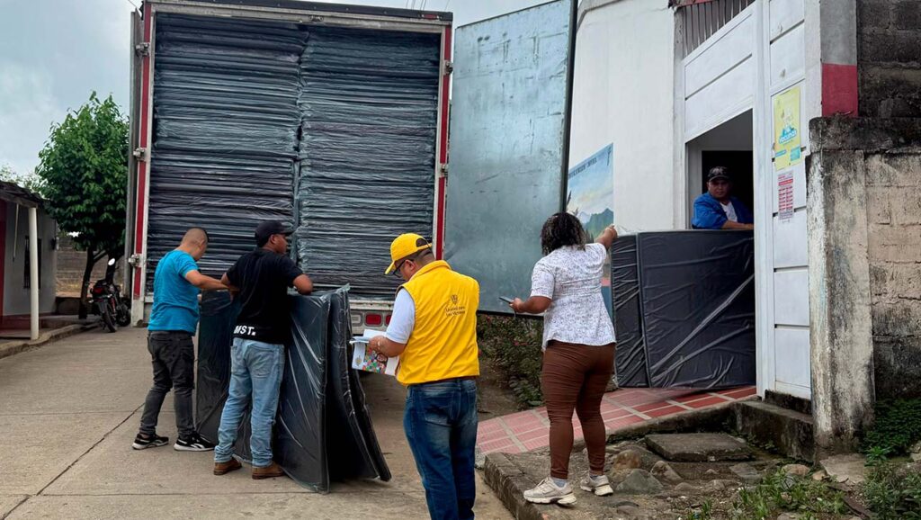 Entrega de ayudas humanitarias a víctimas por inundaciones en Córdoba