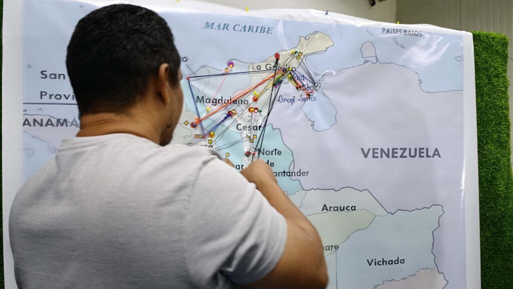 Libro ‘Narrativas en Resistencia: El Camino de la Memoria’ entregado a sobrevivientes en Zulia