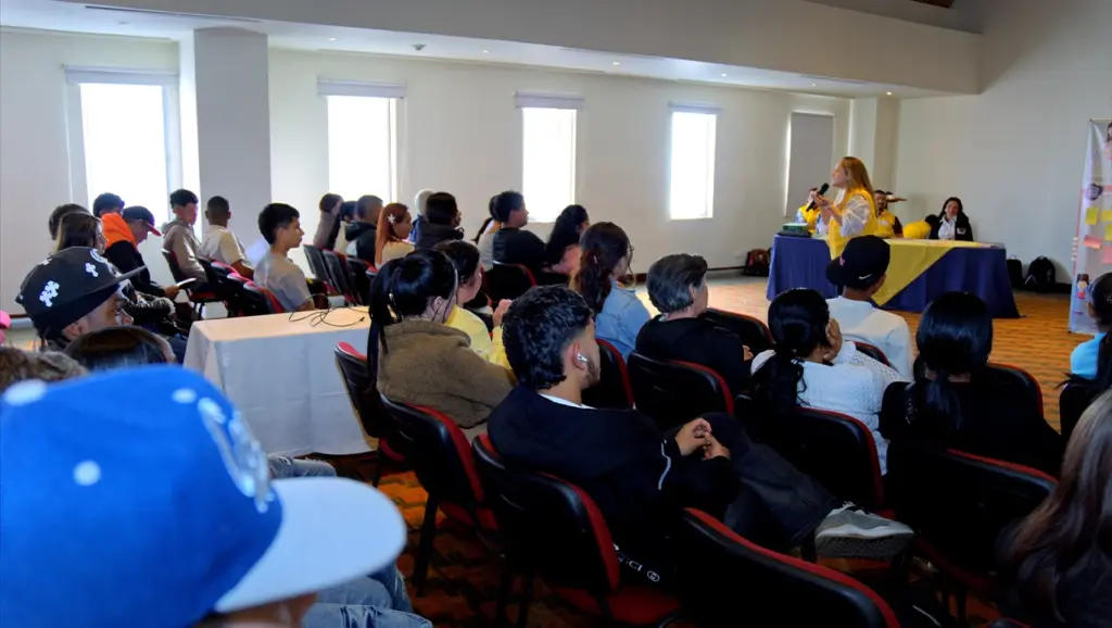 Entrega de cartas de indemnización para jóvenes víctimas del conflicto armado en Bogotá