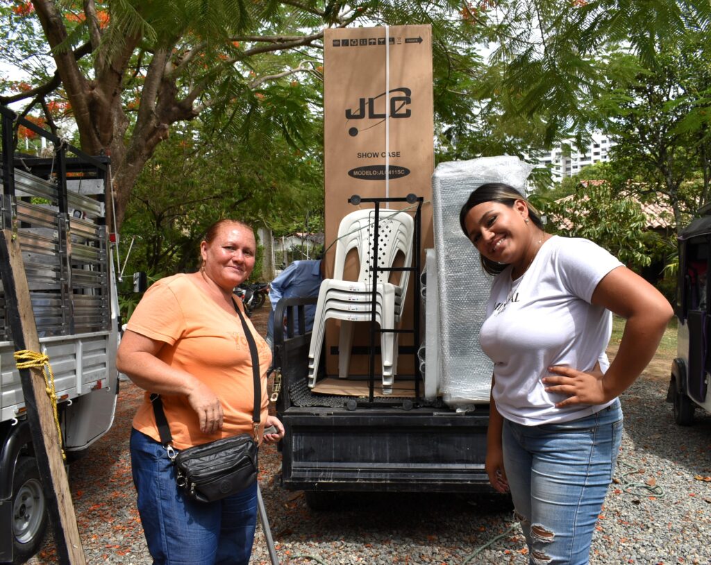 Beneficiarias reciben dotación para abrir su negocio propio y fortalecer ingresos familiares