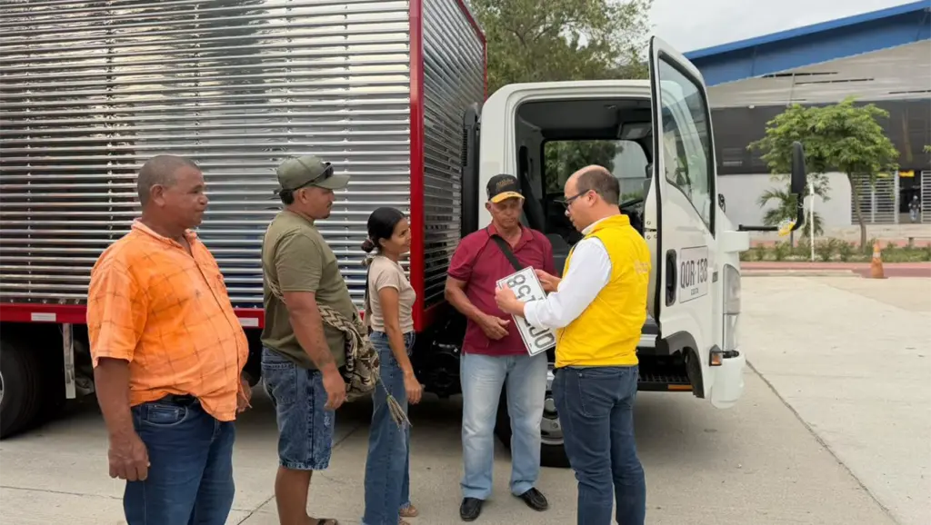 Tres camiones de estacas entregados en Zona Bananera, Pivijay y Aracataca