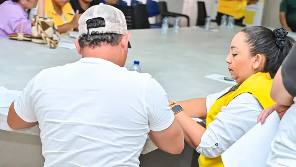Unidad para las Víctimas entrega más de $1.025 millones en indemnizaciones a víctimas del conflicto armado en Valledupar
Estos recursos hacen parte de las medidas de reparación integral que buscan reconocer los hechos victimizantes y aportar a la reconstrucción de los proyectos de vida de las víctimas del conflicto armado en la capital del Cesar.
Valledupar, Cesar. 05 de junio de 2026. La Unidad para las Víctimas entregó 35 cartas de indemnización administrativa y judicial a víctimas del conflicto armado residentes en Valledupar, en una jornada que representó una inversión superior a los $1.025 millones.
El espacio de entrega se desarrolló en articulación con la Alcaldía de Valledupar y permitió avanzar en la garantía de los derechos de las víctimas, a través de una de las medidas contempladas en la política de reparación integral.
“Ojalá que con esto, que hoy reciben las víctimas, puedan retomar o reforzar esos planes de vida que fueron truncados por el marco del conflicto armado. Gracias a la Unidad para las Víctimas”, expresó Brinis Pedroza, representante de la Mesa de Víctimas de Valledupar.
Las indemnizaciones entregadas constituyen un reconocimiento por parte del Estado y buscan contribuir a la reconstrucción de sus entornos familiares y sociales.
“Cada carta entregada representa mucho más que un trámite administrativo, simboliza el reconocimiento de una historia de vida, de una familia y de un proceso de búsqueda de verdad, justicia y reparación”, dijo Alexander Alvarado, director territorial Cesar – La Guajira de la Unidad para las Víctimas.
Esta entrega hace parte de una jornada departamental de indemnizaciones que supera los $2.351 millones en el Cesar, siendo Valledupar el municipio que concentra cerca del 60% de las cartas otorgadas en esta oportunidad.
En el espacio, se reiteró el compromiso de un trabajo articulado entre la Unidad y el ente territorial para avanzar en la reparación integral de las víctimas.
“Gracias a la Unidad para las Víctimas por la diligencia, gracias a su interés de cumplir con el compromiso que tiene la nación con las víctimas, por eso hoy podemos estar entregando estas indemnizaciones, trabajamos de la mano de la Unidad para poder darles el mayor beneficio y bienestar a ustedes”, expresó Ernesto Orozco Durán, alcalde de Valledupar.
Con estas indemnizaciones, la Unidad para las Víctimas y la Alcaldía de Valledupar fortalecen la reparación integral y envían un mensaje de reconocimiento y respeto a las víctimas del conflicto armado en el Cesar.