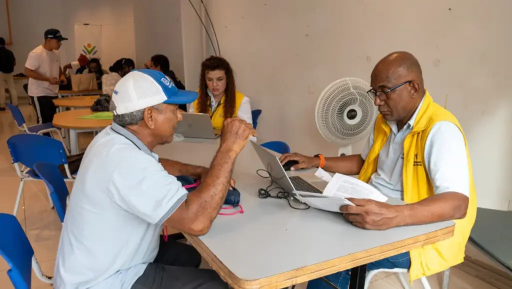 Entrega de kits en el barrio La Loma y a organizaciones de víctimas en el Archipiélago