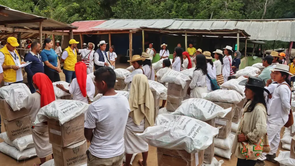 Familias Wiwa de Siminke y Sabana Joaquina reciben alimentos en San Juan del Cesar