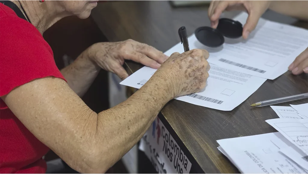 Familias reciben cartas de indemnización para fortalecer sus proyectos de vida