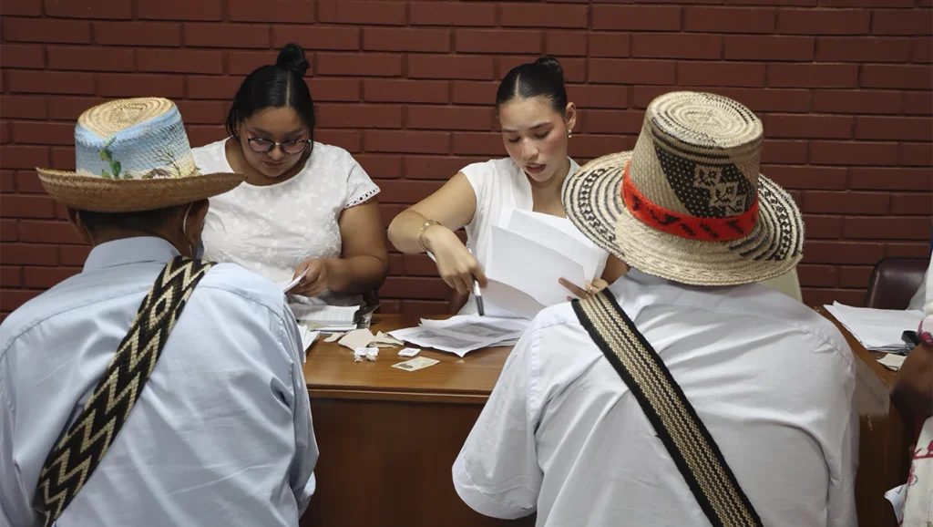 Víctimas reciben cartas de indemnización en La Guajira